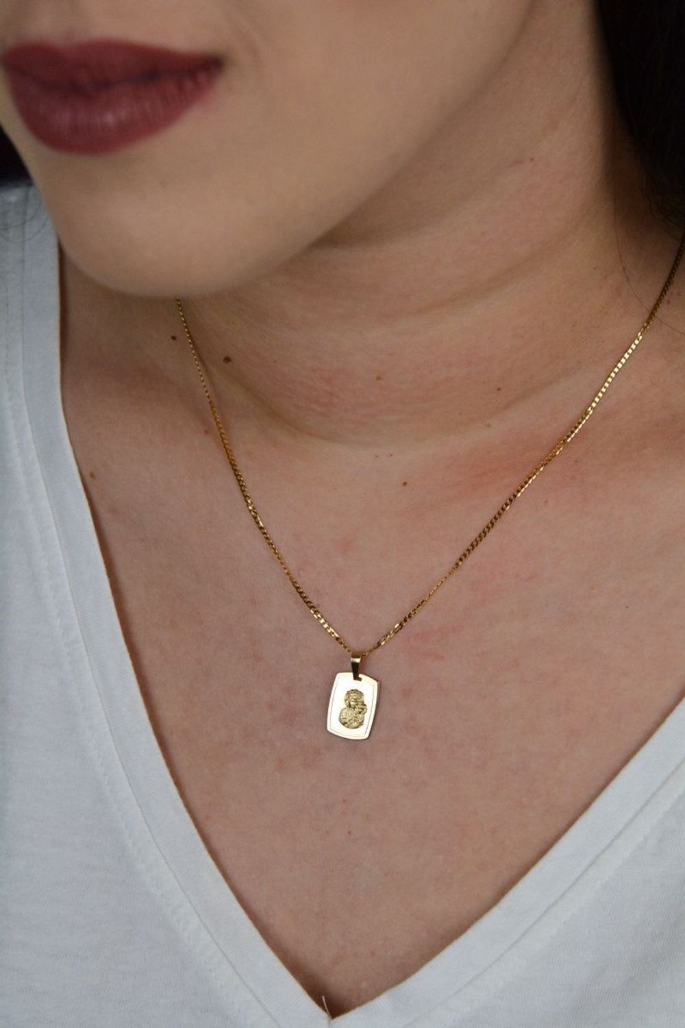 Złoty medalik z wizerunkiem Matki Boskiej Częstochowskiej. ZA 6062E.jpg